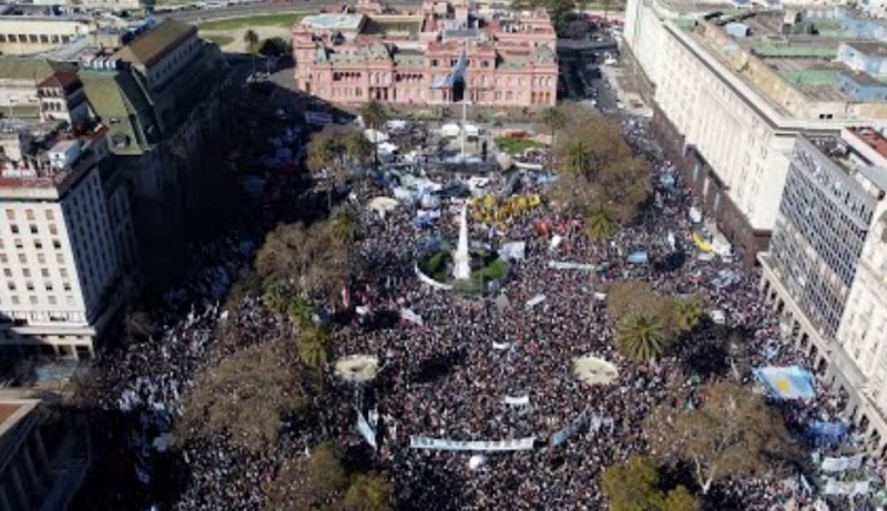 Multitudinaria marcha a Plaza de Mayo 